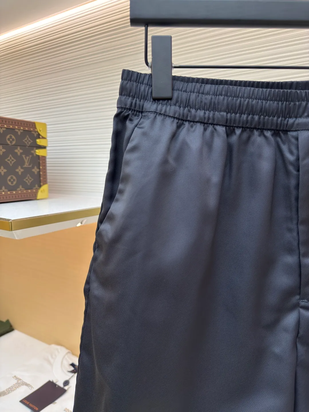 LOUIS VUITTON Floral Print Letter Nigo Mulberry Silk Shorts ●Authentic product: Purchased and developed for 12900 ●Item number: 1680657-A65 ●Fabric: mulberry silk fabric ●Technology: Printing ●Version: Fitted version ●Weight: about 220 grams ●Size: Continuing Nigo's admiration for Japanese workwear aesthetics. The embellishment of pearlescent dots echoes the cherry blossom-inspired camouflage of the Sakura Damoflage pattern in the series. The printing adopts direct injection process. Custom woven and dyed, no color difference from the original. The ingenious craftsmanship is perfectly restored, the three standards are complete, and the accessories are customized. The overall wiring is straight and delicate, the fabric is comfortable and soft, and the color is consistent without color difference. It can be matched with the same style to create a fashionable look and control various occasions. Customized accessories, complete with three standards, same style for men and women!